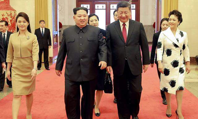 Archivbild aus dem März 2018, als Kim (li.) zu Gast bei Xi in Peking war.