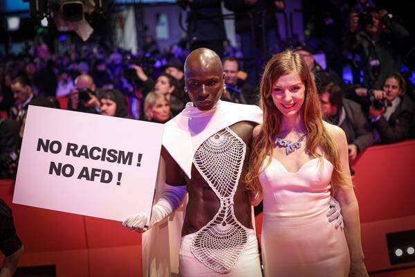 Papis Loveday und Pheline Roggan (mit einer „FCK AFD“-Kette) taten ihren Unmut über die AfD Kund. 