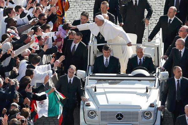 Der Einzug des Papstes wurde zum Thriumphzug und zum Medienereignis.MEHR BILDER: Amtseinführung: Fischerring und Pallium überreichtProminenz in Rom: Monarchen und Staatsoberhäupter