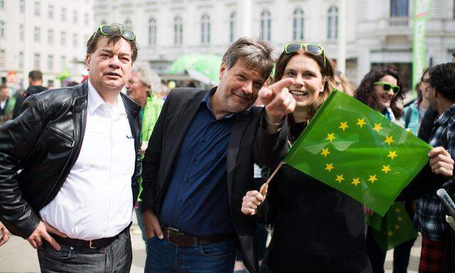 Werner Kogler (l.) und Robert Habeck (im Bild mit EU-Mandatarin Sarah Wiener) tauschen sich regelmäßig aus. 