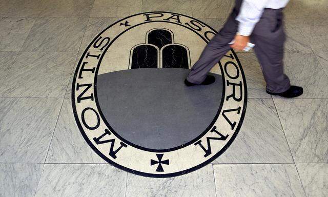 Ein Geldinstitut am Boden: das Logo der Bank Monte dei Paschi in Rom.