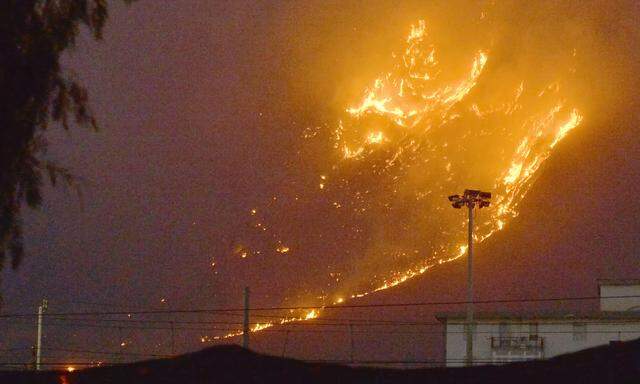 Feuer auf den Hängen des Monte Grifone bei Palermo.
