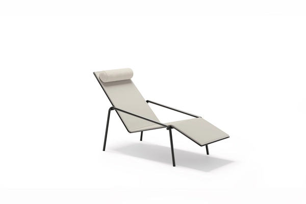 Comfortable. “Fillet Lounge” by Living Divani. Design: Giacomo Moor.