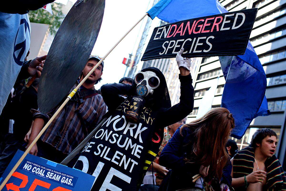 Bereits am Mittwoch protestieren dort Tausende Demonstranten gegen die Macht der Banken und die wachsende Ungleichheit in den USA. Begleitet von einem großen Polizeiaufgebot zog der Marsch durch den Finanzdistrikt in Manhattan.