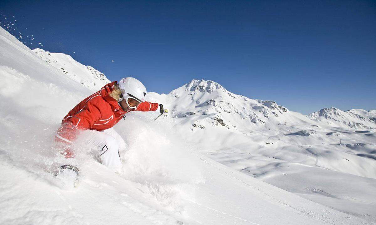 Obertauern ist eines der schneesichersten Ski-Gebiete der Alpen, von Ende November bis Anfang Mai fallen hier meist ausreichend Flocken. Zünftiges Salzburger Après-Ski muss man dafür in Kauf nehmen.