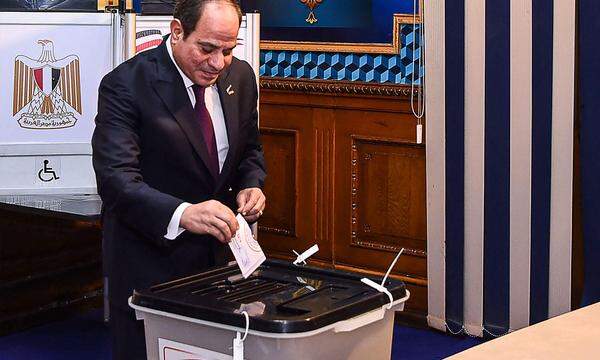 Al-Sisi habe 89,6 Prozent der Stimmen bekommen.