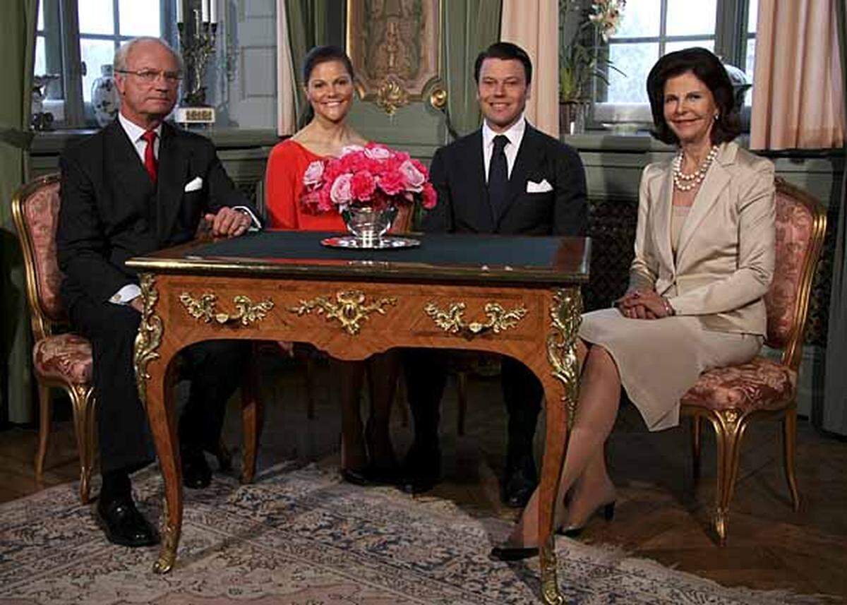 Ein paar Stunden vor der Bekanntgabe ihrer Verlobung hatte König Carl XVI. Gustaf den Regierungschef Fredrik Reinfeldt und sein Kabinett aufs Schloss gebeten. Auch Königin Silvia und Victoria waren anwesend. Dort teilte der König, wie das Protokoll es vorschreibt, dem Premier mit, dass sich seine Tochter mit Daniel Westling verlobt habe.