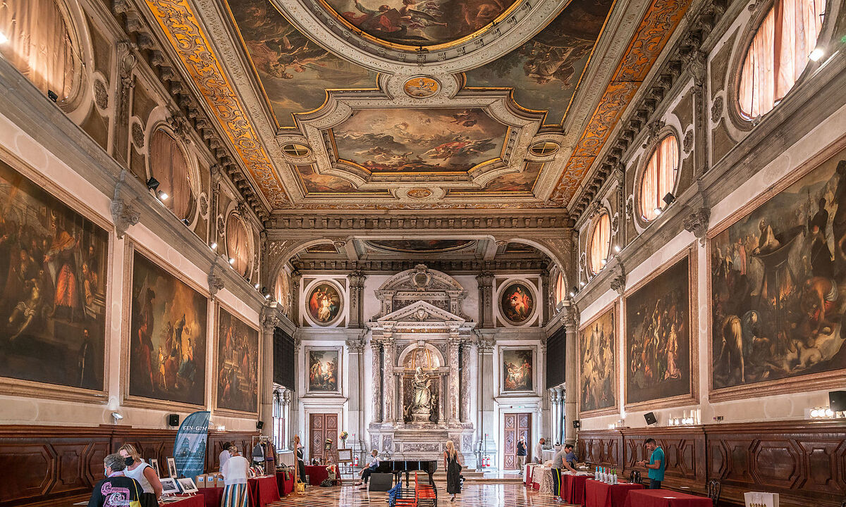 Prunkhalle: Kunsthandwerker bauen ihre Tische in der Scoula Grande di San Giovanni Evengelista auf.