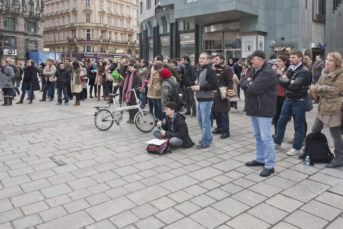 Mit der Drohung, das Aufenthaltsrecht zu verlieren, würden Zuwanderer mit immer neuen Gesetzen und Verordnungen gezwungen, immer schneller ein vorgegebenes Niveau der deutschen Sprache vorzuweisen.