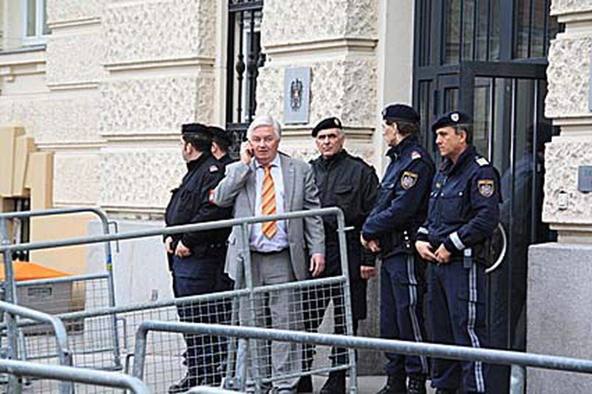 ... umso unruhiger wird es in den Reihen der Journalisten, als der Pressesprecher des Gerichts, Franz Cutka, vor das Gebäude tritt.