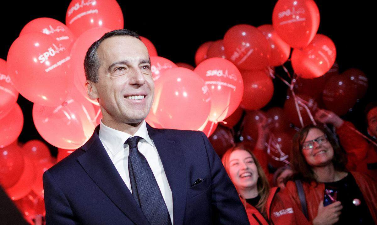 "Bruno Kreisky, Hannes Androsch, Franz Vranitzky - die sind ja auch nicht mit dem Ruderleiberl ins Büro gegangen." Slim-fit ist alles. SPÖ-Spitzenkandidat Christian Kern achtet darauf, dass die Anzüge passen. Und ärgert sich (off records) über Sebastian Kurz' (ÖVP) Pläne zur Schließung der Mittelmeerroute: "Das ist ehrlich gesagt - das ist der nächste populistische - Sie streichen das Wort, das ist feiertägliche Aussprache - der nächste populistische Vollholler."  