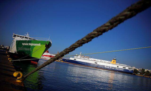 24-hour strike of Greek seamen at the port of Piraeus