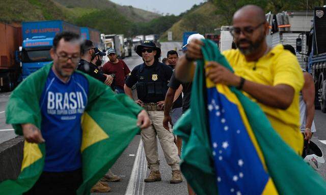 Protest gegen den Sieg Lulas. Anhänger des abgewählten Präsidenten Bolsonaro blockierten wichtige Autobahnen in vielen Teilen Brasiliens. 