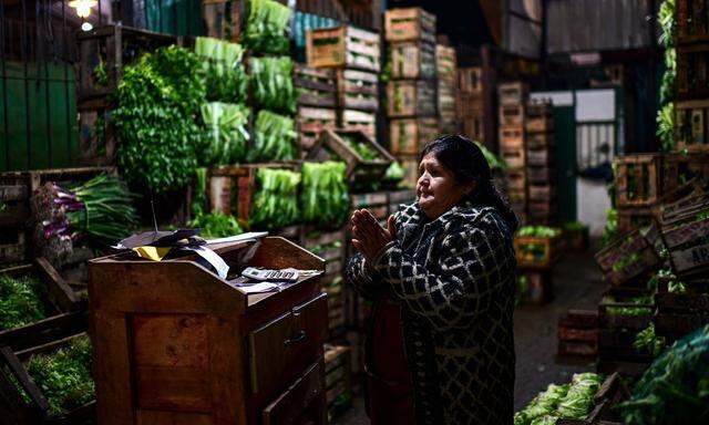 Eine Frau in einem Gemüsemarkt in Buenos Aires. Die Preise sind in Argentinien auf ein Rekordniveau gestiegen.