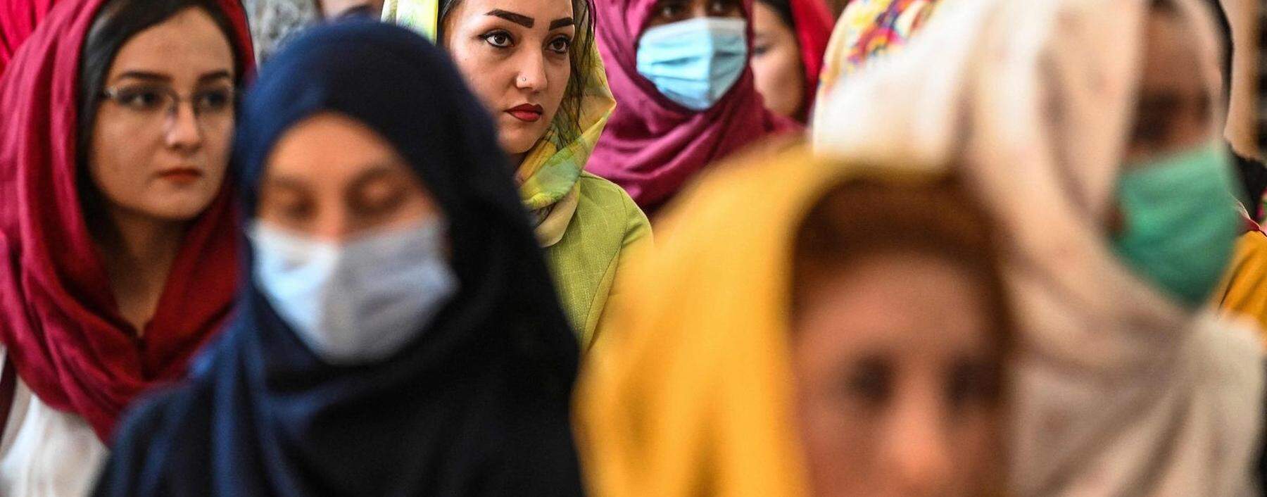 Frauen treffen sich in Kabul, um gegen Verbrechen der Taliban zu protestieren.