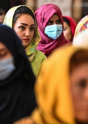 Frauen treffen sich in Kabul, um gegen Verbrechen der Taliban zu protestieren.