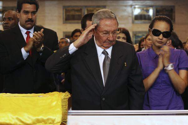 Kubas Staatschef Raúl Castro salutierte an Chávez' Sarg. Castro verwies auf Chavez' vier Siege bei Präsidentenwahlen. "Er war unbesiegbar", sagte der Bruder von Fidel Castro.