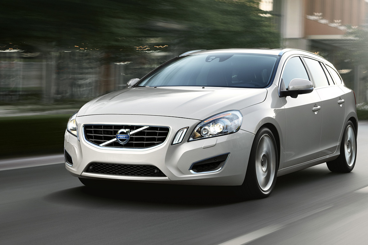 Bis zu 50 Kilometer im reinen Elektrobetrieb verspricht Volvo beim weltweit ersten Diesl-Plug-in-Hybrid. Die Schweden rüsten den V60 mit einem 2,4-Liter-Fünfzylinder (215 PS) und einem E-Motor (70 PS) aus. Der Normverbrauch liegt bei lediglich 1,9 Liter. Außerdem bringt Volvo einen neuen Kombi, den etwa 4,5 Meter langen V40. Und gegen Jahresende dürfte das Kompakt-SUV XC40 präsentiert werden.