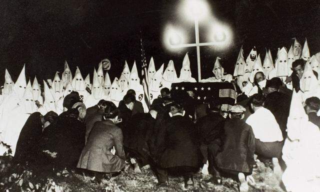 Aufnahme-Zeremonie des Ku Klux Klan (1920).