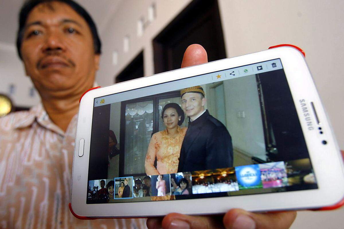Flug ohne Wiederkehr: Ein Indonesier zeigt das Foto von seiner Verwandten, die zu den Opfern des Absturzes zählt.