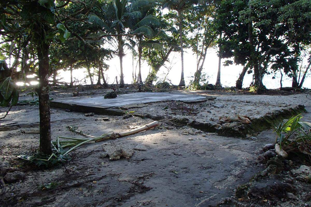 Die Salomonen sind ein Inselstaat im Südwesten des Pazifiks, östlich von Neuguinea. Anschließend erreichte eine etwa einen Meter hohe Flutwelle die Salomonen. Im Bild: ein weggespültes Haus in Lata in der Provinz Temotu.