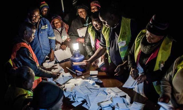 Auszählung der Stimmen in Mbare, einem Vorort der simbabwischen Hauptstadt Harare.