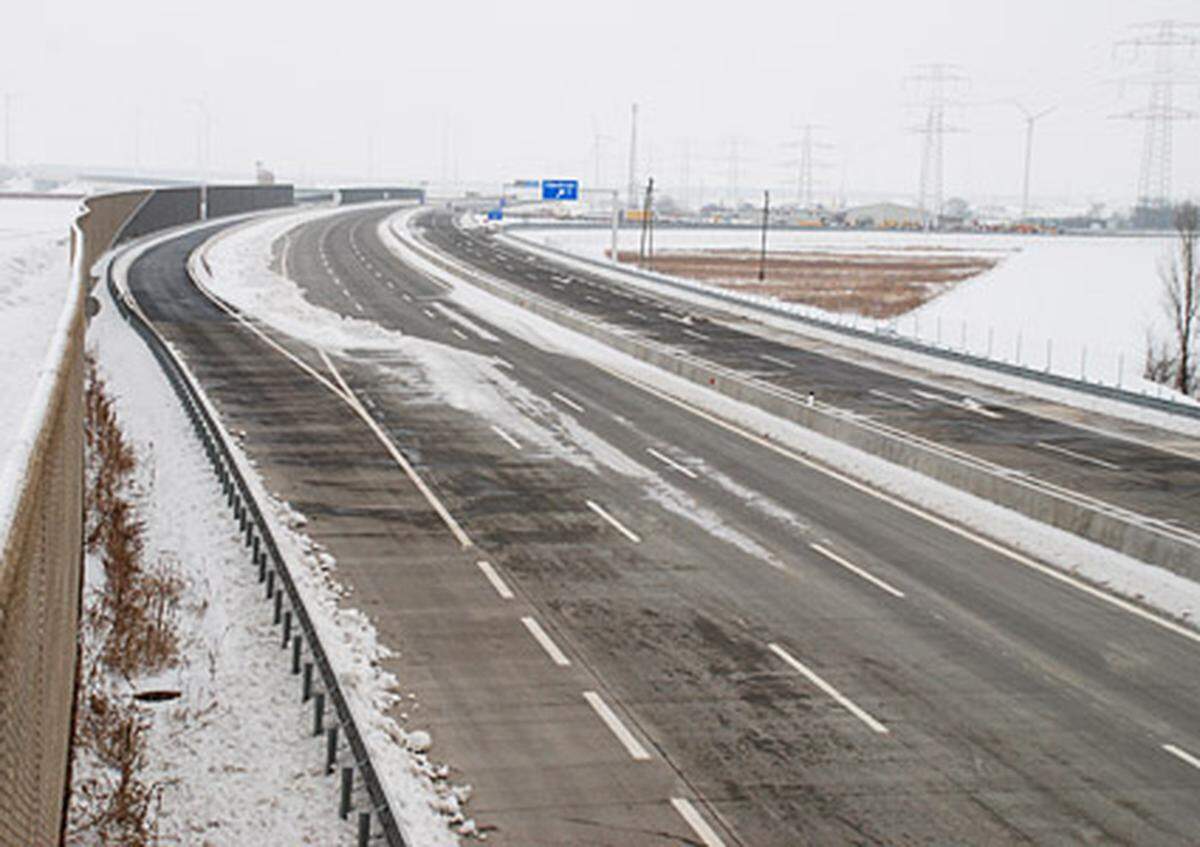 Die A5 ist bereits im Generalverkehrsplan Österreich 2002 (GVP-Ö) als Teil des Südkorridors Wien – Brünn vorgesehen. Die Hauptarbeiten für den weiteren Verlauf der Autobahn ab Schrick Richtung Tschechien sollen 2011 beginnen.