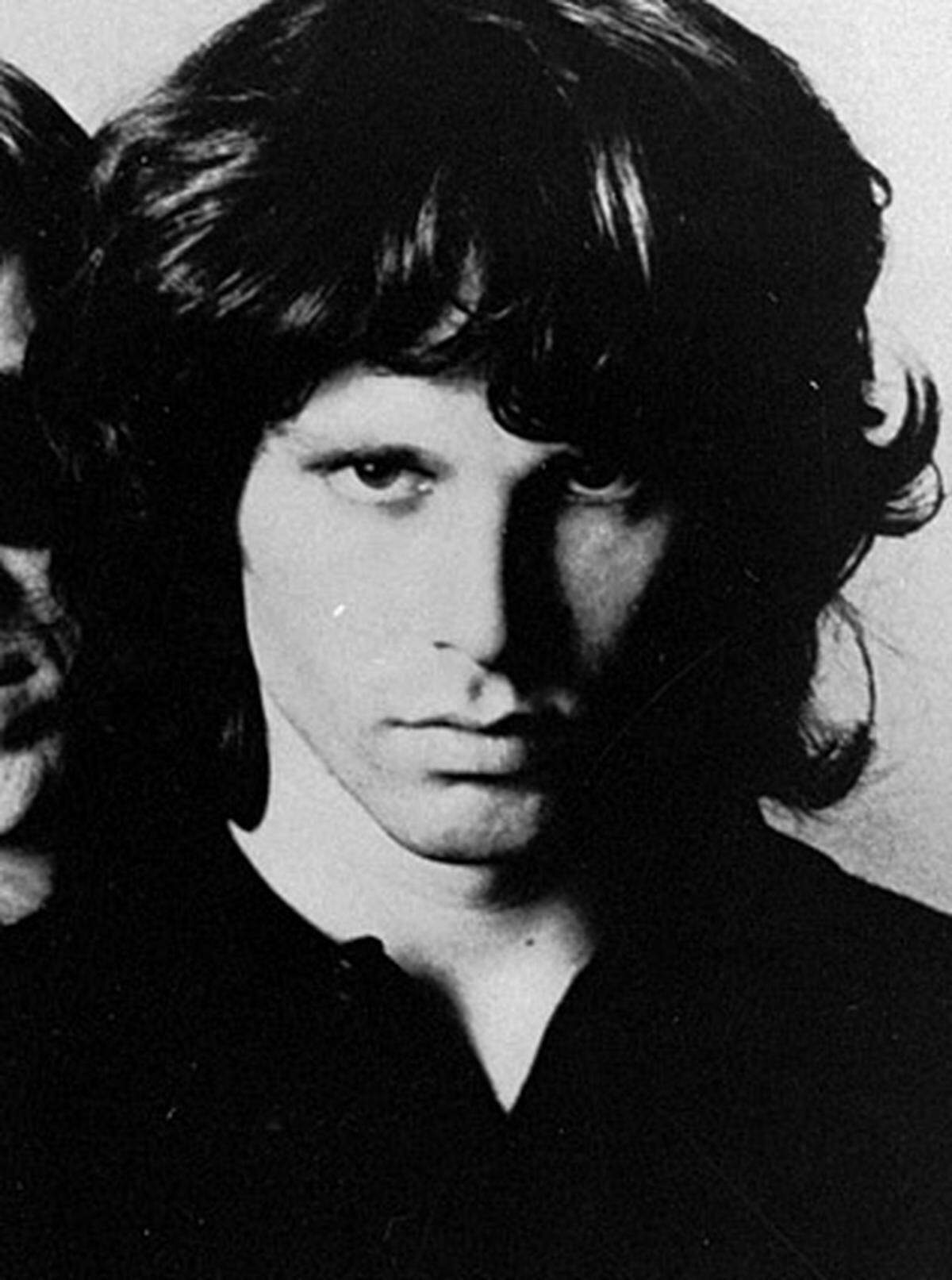 Der Sänger und Kopf der legendären Blues- und Rockband The Doors inszenierte viele seiner Bühnenauftritte im Drogenwahn. Seine Ausfälle führten im Frühjahr 1971 zur Trennung. Morrison, mitunter als James Dean der 68er-Generation eingestuft, starb am 3. Juli 1971 in einem Hotel in Paris an einem Herzschlag.