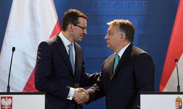 Die Coronakrise stärkt die autoritären Regierungen Polens und Ungarns (im Bild: die Ministerpräsidenten Morawiecki und Orbán). Sie erhalten mehr Geld, Kritik perlt ab