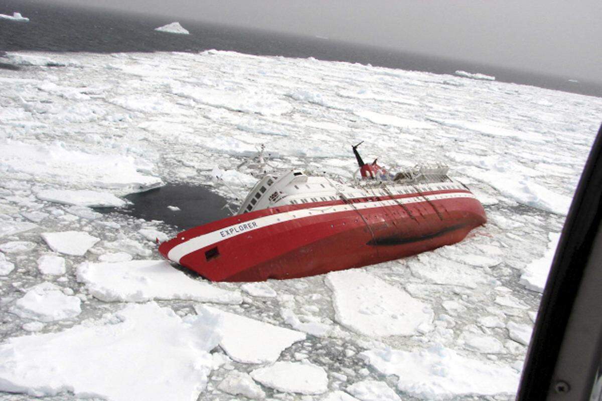 November 2007: Das Kreuzfahrtschiff "Explorer" rammt im Morgengrauen zwischen der Südspitze Amerikas und der Antarktis einen Eisberg und schlägt Leck. Die 100 Passagiere und 54 Besatzungsmitglieder werden in Sicherheit gebracht.