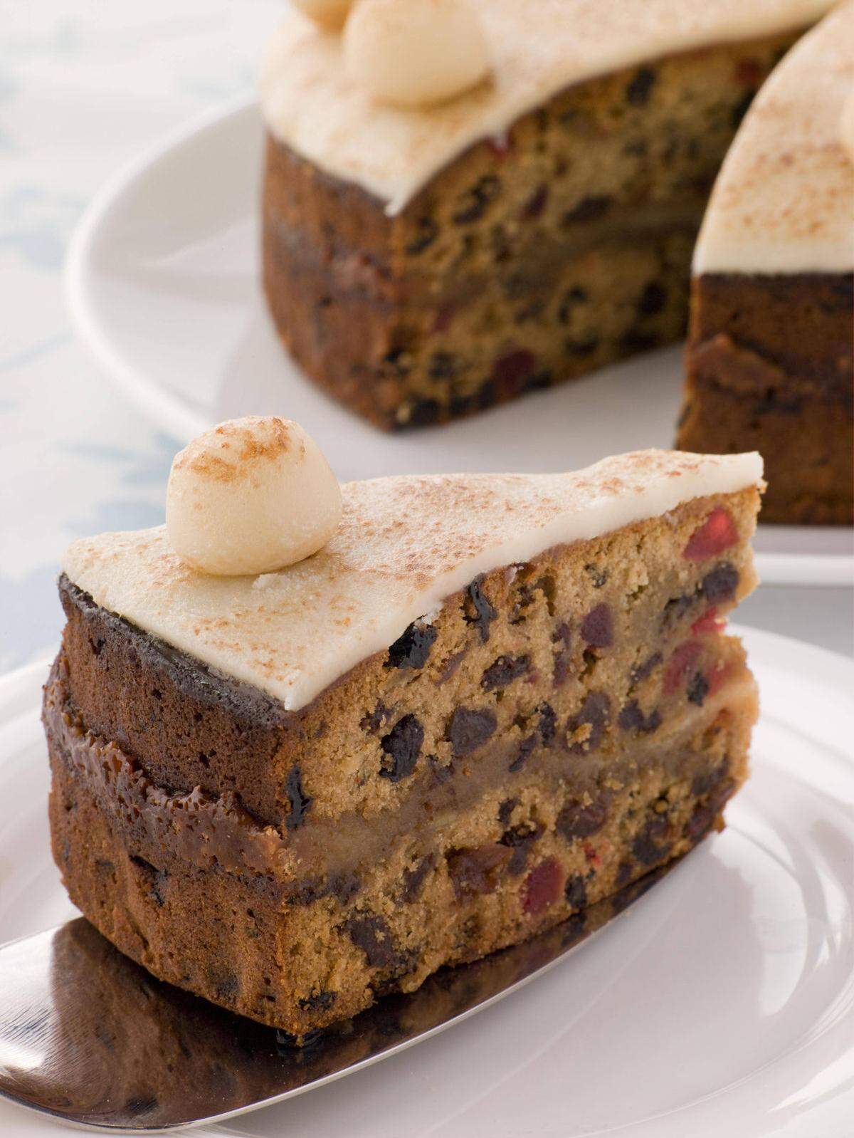 Die Briten backen mittlerweile lieber einen österlichen Muttertagskuchen. Der sogenannte "Simnel Cake" geht auf die Legende der Geschwister Simon und Nell zurück, die ihrer Mutter einen Kuchen schenken wollten. Leider wurden sie sich nicht einig, ob sie ihn kochen oder backen sollten - und taten schließlich beides. Heute besteht der "Simnel" aus Früchtebiskuit und einer Marzipanschicht.