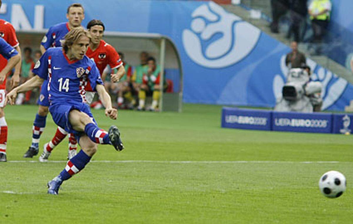 Jungstar Modric verwandelt souverän - 1:0 für Kroatien (4. Minute).