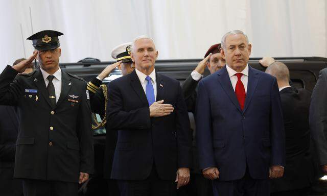 „Die Wunder Israels sind eine Inspiration für die Welt“, sagte US-Vizepräsident Mike Pence (Mitte) bei seinem Besuch in Israel, wo er Premier Netanjahu (rechts) traf. 
