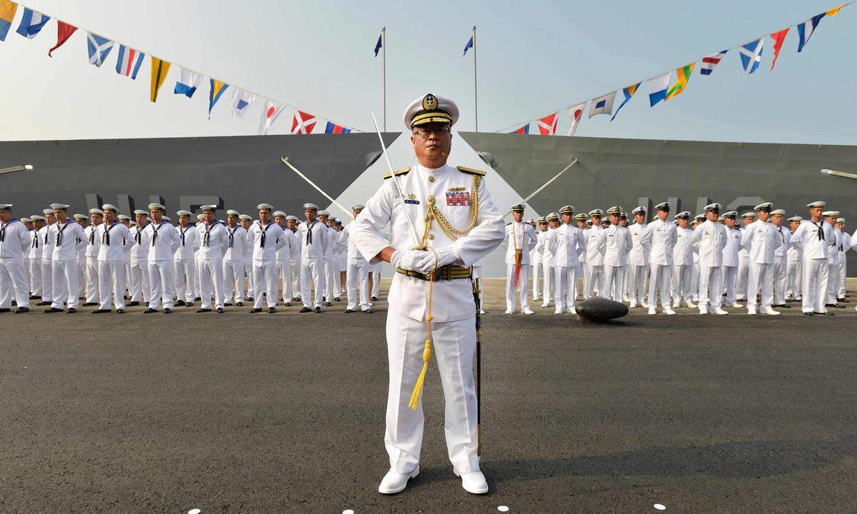 Am anderen Ende der Welt, in Asien, fürchten sich die Außenpolitik-Experten Jahr um Jahr vor einer unbeabsichtigten militärischen Eskalation des Streits im Südchinesischen Meer. Die Volksrepublik beansprucht dort 80 Prozent des rohstoffreichen Gebiets und liegt daher im Streit mit den Staaten Südostasiens. Um seine Territorialansprüche zu sichern, baut China kleine Koralleninseln zu regelrechten Forts aus. Erstmals forderte Washington Peking im November öffentlich dazu auf, seine dort stationierten Raketen zu entfernen.