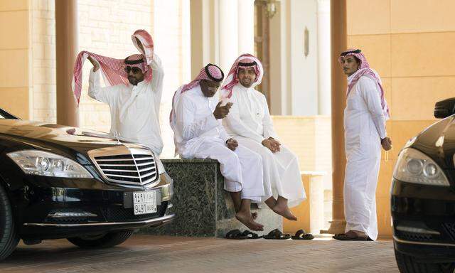 Saudis hier die Fahrer von S Klasse Limousinen am Rande von politischen Gespraechen in Riad Saudi