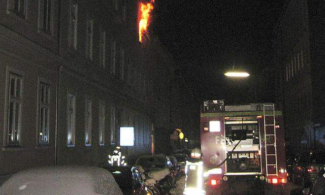 Die Feuerwehr rettete drei Personen aus einem Zimmerbrand in Graz.