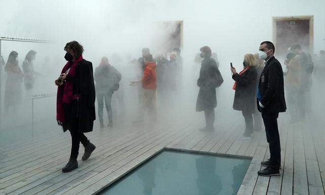 Präzise choreografierte Nebelwunder, gelenkt durch Wind, Temperatur und Düsen: Besucher von „Nebel Leben“ im Haus der Kunst München.