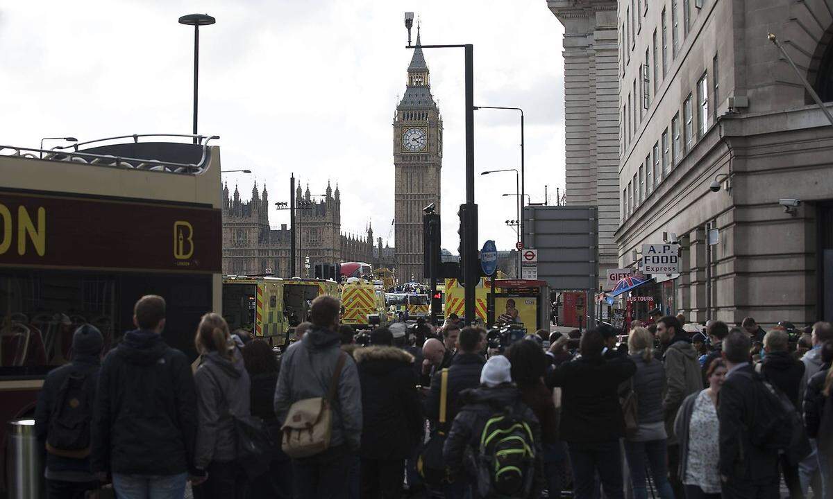 Am 22. März fuhr der mutmaßlich islamistische Attentäter Khalid Masood auf der Westminster-Brücke in London mit seinem Auto Fußgänger an, bevor er auf das Gelände des britischen Parlaments stürmte und einen Polizisten mit einem Messer erstach. Der 52-Jährige, der zum Islam konvertiert war, tötete dabei fünf Menschen und verletzte dutzende weitere. Er wurde von der Polizei erschossen. Die IS-Miliz reklamierte die Tat für sich.