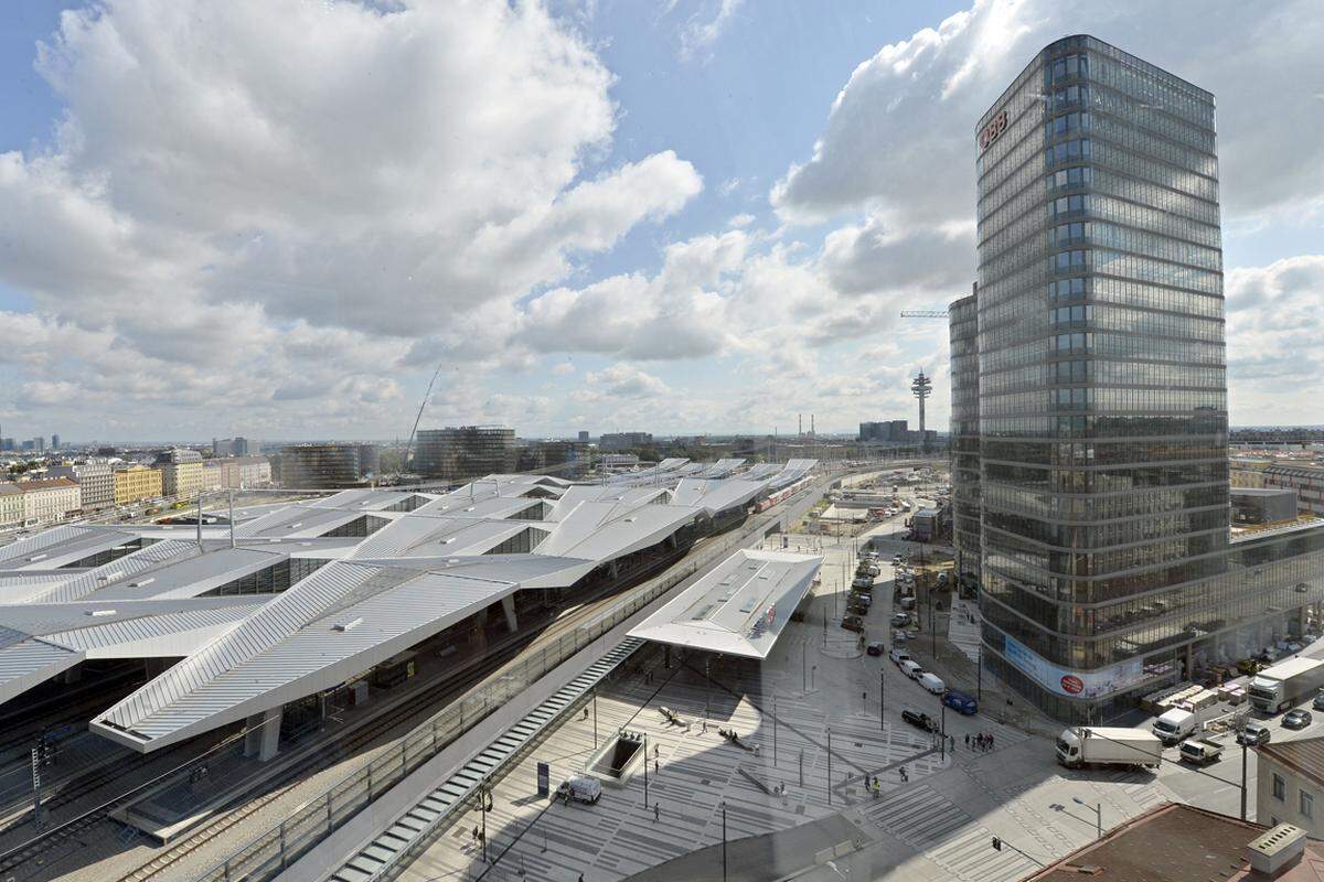 Der Vollbetrieb des Wiener Hauptbahnhofs wird Ende 2015 beginnen, ab da verkehren die Züge auch international.Im Bild: Ein Blick von oben auf den Hauptbahnhof, rechts ist die neue ÖBB-Zentrale zu sehen. 