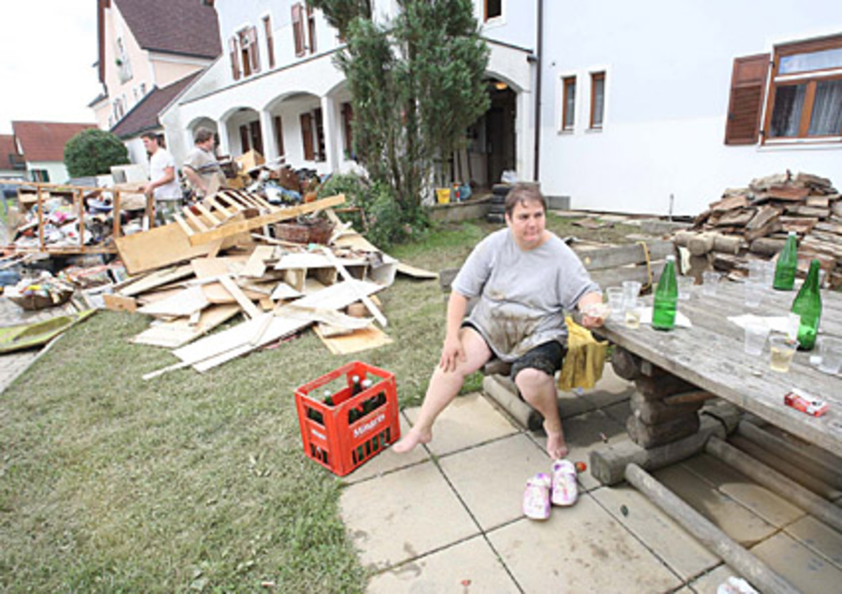In den besonders betroffenen Ortschaften Hatzendorf und Gnas (Bezirk Feldbach) sowie Gosdorf (Bezirk Radkersburg) sind die Aufräumungsarbeiten im Gange.Aufräumarbeiten in Hatzendorf (Stmk.)