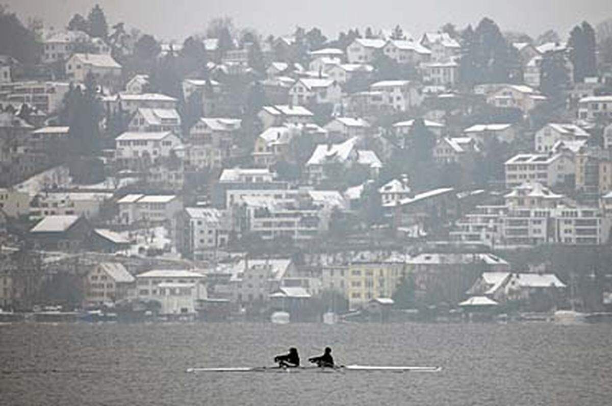 Vergleichsweise mild ist es in der Schweiz: Dort sank das Thermometer auf bis zu minus sieben Grad. Im Bild: Ruderer auf dem Zürcher See.