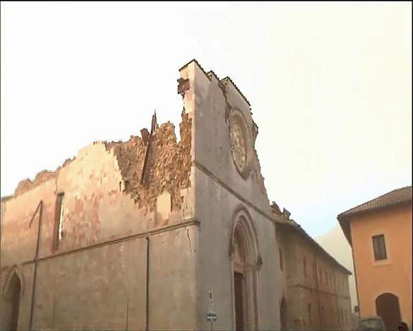 Die Basilika des Heiligen Benedikt und die Kathedrale von Santa Maria Argentea in Norcia stürzten ein. Lediglich Teile der Fassaden blieben erhalten.