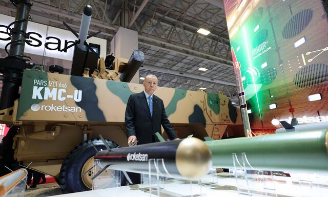 Der türkische Präsident Recep Tayyip  Erdoğan auf der Rüstungsmesse Idef 23 in Istanbul. 