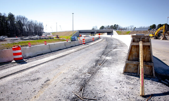 Das Verhalten der Materialien wird bei verschiedenen Straßenbauweisen getestet.