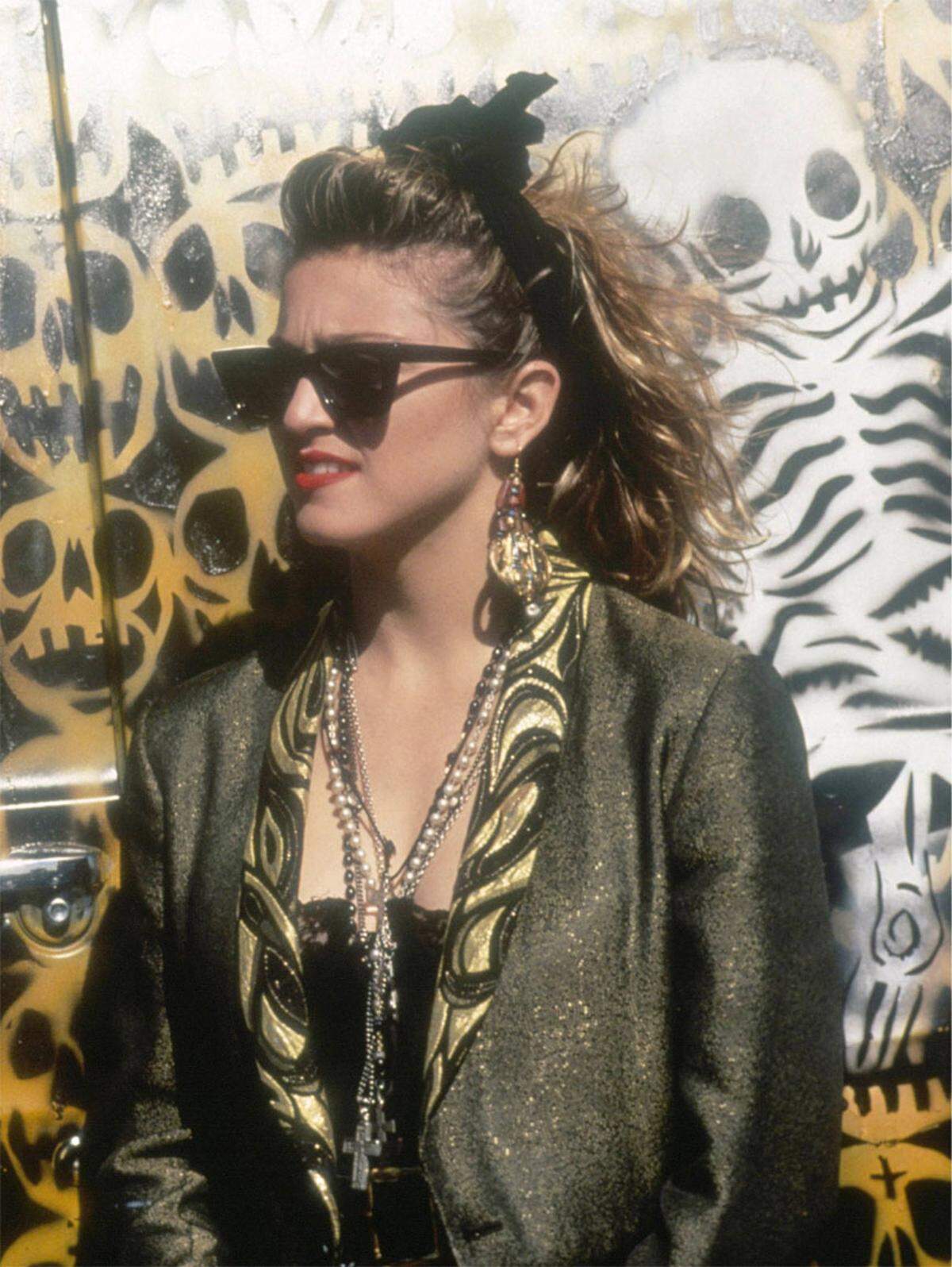 In den 80er-Jahren feierten die Zopfgummis, auch "Scrunchies" genannt, unter anderem durch Madonna  ihre Hochblüte. doch wie vieles aus den 80er-Jahren fiel in den Jahren darauf das Haargummi unter die Kategorie Modesünde.