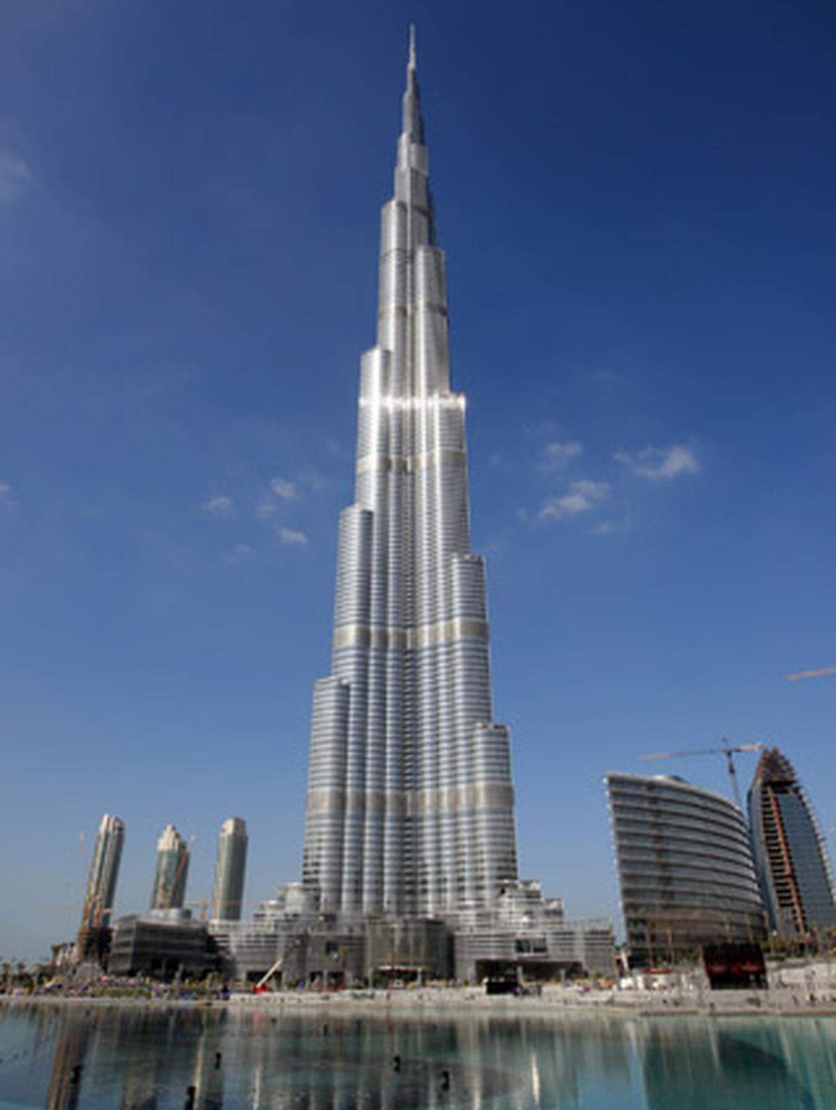 Er ist mit Abstand das höchste Gebäude der Welt - und er steht für den Größenwahn, der die Bauherren von Dubai in den vergangenen Jahren erfasst hat:Im Jänner 2010 wurde der mehr als 800 Meter hohe Turm von Dubai eröffnet.