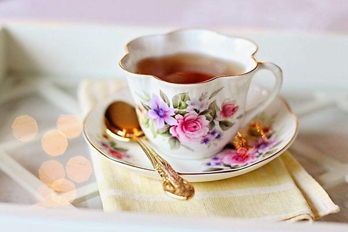 Schaffen Sie persönliche Rituale: Montagfrüh als erstes Ihren Schreibtisch ordnen? Die Tasse Tee am Nachmittag? Die kleinen Dinge, die Sie zur Gewohnheit machen, lösen positive Gefühle im Gehirn aus.