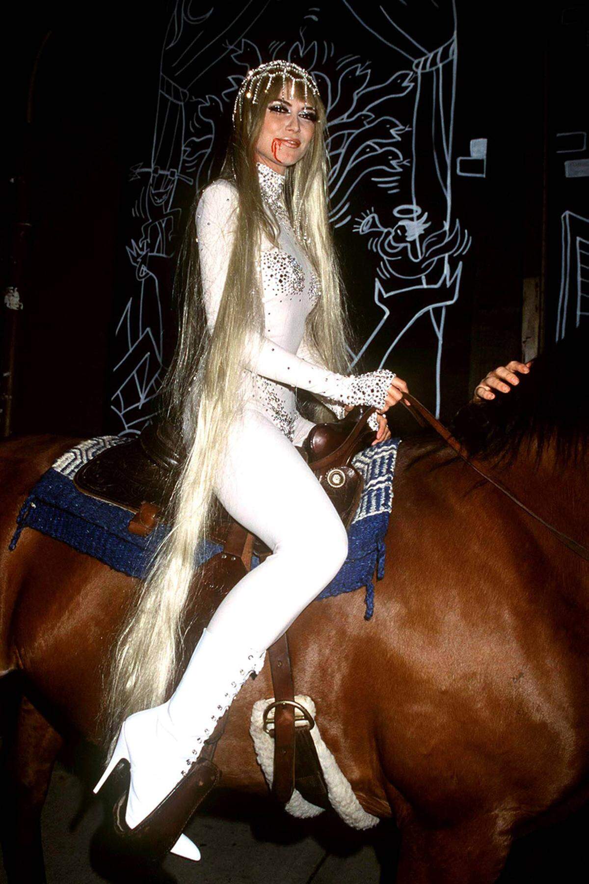 Standesgemäß für ein Burgfräulein ritt Heidi Klum 2001 auf einem Pferd in den New Yorker Club "Lot 61" zu ihrer Party ein.