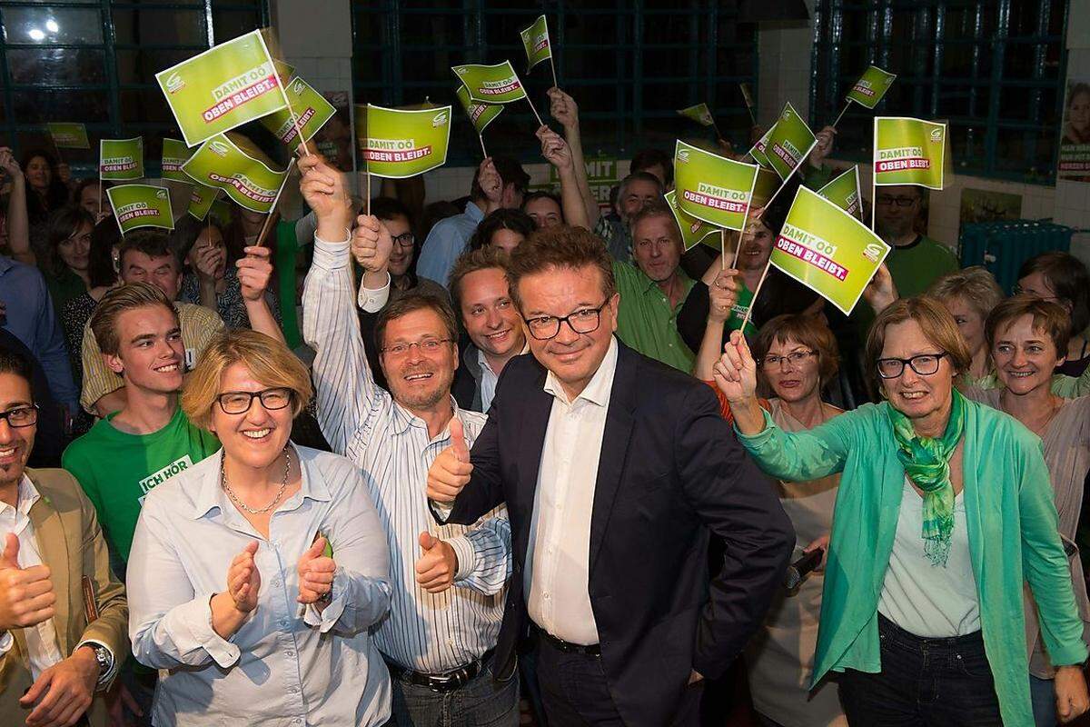 Guter Stimmung gab man sich auch bei den Grünen: Ruperta Lichtenecker, Rudi Anschober und Gabriela Moser freuten sich bei der Wahlfeier über die erreichten zehn Prozent. Einmal mehr plädierte der Spitzenkandidat dabei für eine schwarz-rot-grüne "Allianz für Menschlichkeit und Vernunft" aus.