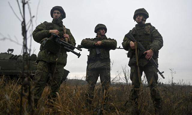 Drei Soldaten einer motorisierten Infanteriedivision jüngst bei einem Manöver in der südrussischen Region Rostow. Kommen sie demnächst in der Ukraine zum Einsatz? 